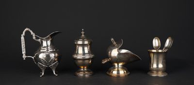 trois vases en argent et une cruche en argent sur fond noir