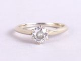une bague de fiançailles ornée d'un diamant blanc sur fond blanc