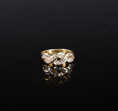 une bague en or et diamants sur une surface noire