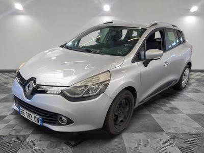 la voiture argentée est garée dans le garage sur le sol en damier