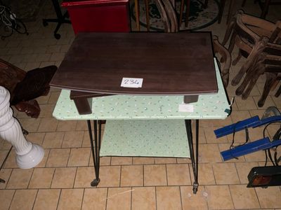 une table sur laquelle est posé un ordinateur portable
