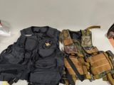 Plusieurs types de gilets sont alignés sur une table