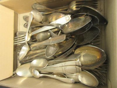 beaucoup de cuillères et de fourchettes dans une boîte