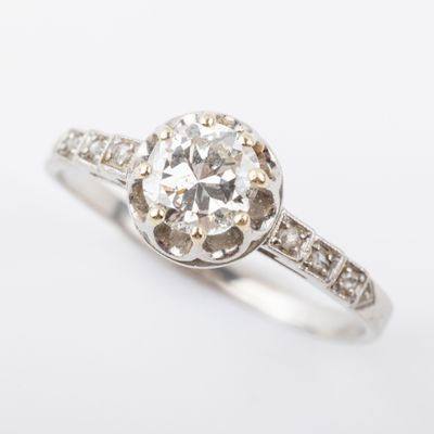 un gros plan d'une bague sertie de diamants