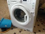 une machine à laver et un sèche-linge posés à même le sol dans une pièce