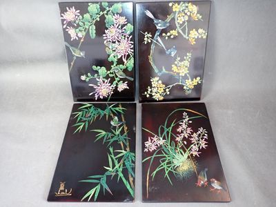 trois sous-verres noirs et dorés ornés de fleurs et d'oiseaux