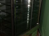 une vitrine en verre dans le coin d'une pièce