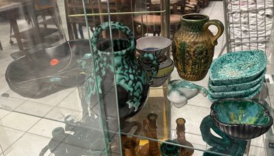 de nombreux vases et bols exposés dans une vitrine