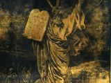 une image représentant un tableau où l'on voit un homme tenant une croix et un livre
