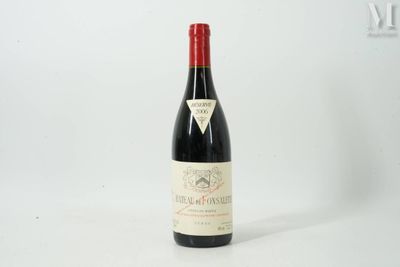 la bouteille de vin est posée sur une surface blanche