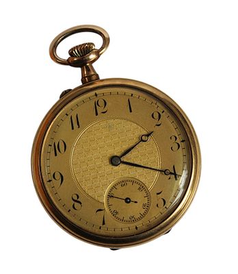 une montre de poche en or avec des chiffres romains sur le cadran