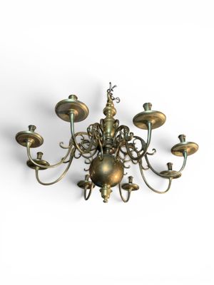 l'image d'un lustre à cinq lumières suspendu au plafond
