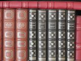 beaucoup de livres qui sont rangés dans une vitrine