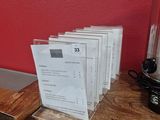 une pile de papiers posée sur une table en bois