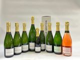 six bouteilles de vin sont alignées sur une table