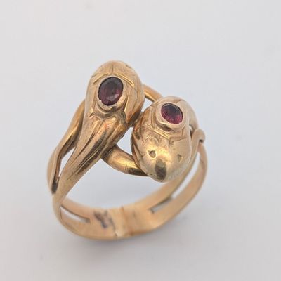 une image représentant une bague en or sur laquelle sont représentés deux oiseaux