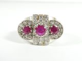 gros plan d'une bague en diamant rose et blanc sur une surface blanche