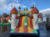 un château gonflable avec un toboggan et un toboggan