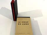 une pile de livres posés les uns à côté des autres sur une table