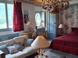 une chambre avec un lit, un canapé et un lustre