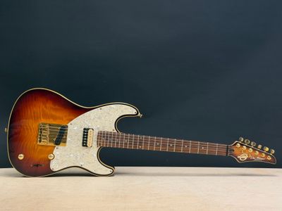 une guitare électrique posée sur une table en bois