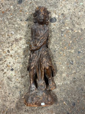 une statue représentant une femme tenant un chien par terre