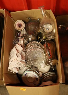 une boîte remplie d'objets en verre posée par terre