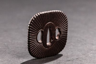 gros plan d'un objet métallique sur une table