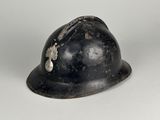 un casque noir percé d'un trou sur un fond blanc