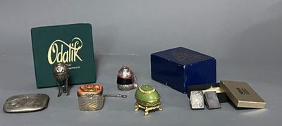 une petite boîte contenant divers objets, posée sur une table