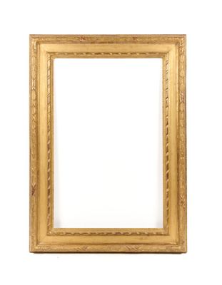 un cadre doré sur un mur blanc, avec un fond blanc