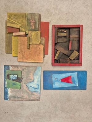 quatre œuvres d'art posées au sol, les unes à côté des autres