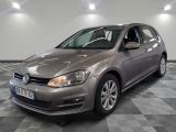 La Volkswagen Golf est garée sur un sol à damier dans un garage
