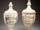 deux vases blancs posés l'un sur l'autre sur une table