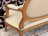 une image représentant une chaise et un lit dans une chambre