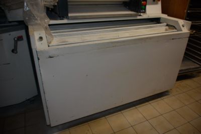 une machine posée sur le sol de la cuisine