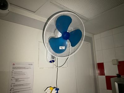 un ventilateur suspendu au plafond dans une pièce