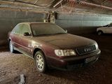 une voiture sale garée dans un garage, avec d'autres voitures en arrière-plan