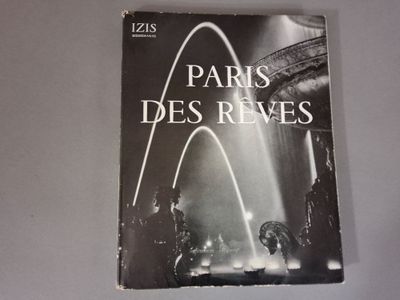 la couverture d'un livre avec, en arrière-plan, l'image d'une fontaine