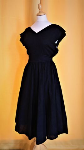 TED LAPIDUS Paris, Diffusion – Jolie Robe de soirée noire à décor...