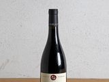 une bouteille de vin posée sur une table en bois