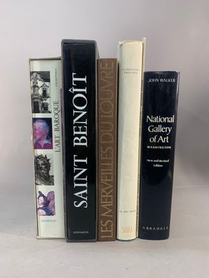 trois livres superposés sur une surface blanche