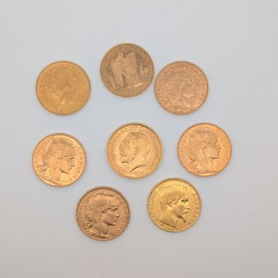 six types différents de pièces d'or sur une surface blanche