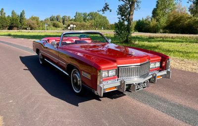 une Cadillac rouge garée sur le bord de la route