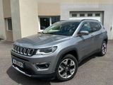 La Jeep Compass est garée devant un grand immeuble