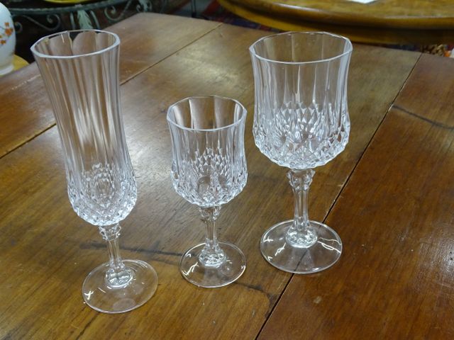 Lot de verres en verre: 21 flûtes, 23 verres à eau et 6 verres à ...