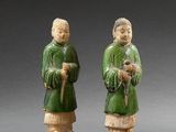 trois figurines vernissées vertes représentant des hommes avec une canne et un chapeau
