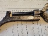 un coupe-tube métallique posé sur une feuille de papier