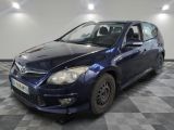 une photo d'une voiture bleue garée dans un garage