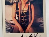 une photo Polaroid d'une femme en lingerie